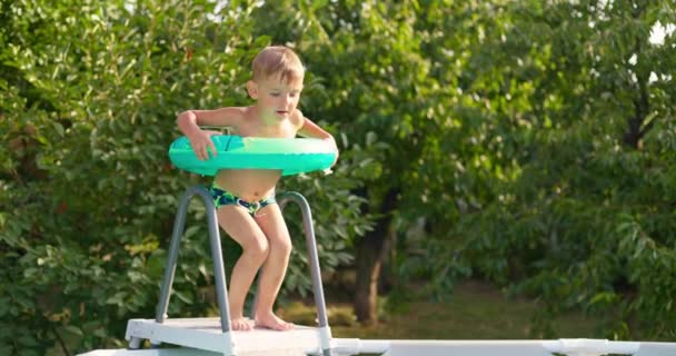 Bahçe Bahçesindeki Havuza Atlayan Neşeli Çocuk Yaz Tatilinin Tadını Çıkarıyor — Stok video