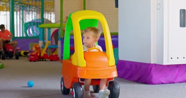Дитячий Хлопчик Грає Керуючи Іграшковою Машиною Приміщенні Ігрового Центру Освітні — стокове відео