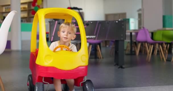 Menino Brincando Carro Brinquedo Condução Dentro Casa Playcenter Brinquedos Educativos — Vídeo de Stock