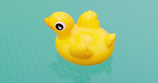 Надувна Жовта Іграшка Качки Плаває Басейні Чистою Блакитною Водою Яскравий — стокове відео