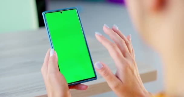 Bakåt Bild Ung Kvinna Som Håller Smartphone Med Grön Skärm — Stockvideo