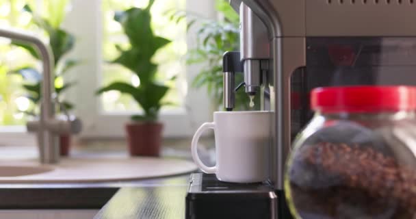 Koffie Zetten Met Een Koffiezetapparaat Drankje Als Ontbijt Hoge Kwaliteit — Stockvideo