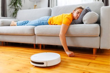 Bir kadın rahat bir kanepede uyurken bir robot süpürge sessizce temizlik işini hallediyor. Serenity akıllı yaşamla buluşur