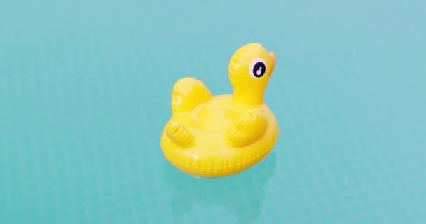 Nadmuchiwana Żółta Kaczka Zabawka Pływa Basenie Przezroczystą Niebieską Wodą Słoneczny — Wideo stockowe