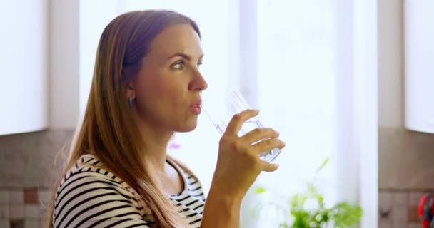 Kvinnan Håller Glas Dricker Färskt Rent Filtrerat Vatten Vuxen Kvinna — Stockvideo