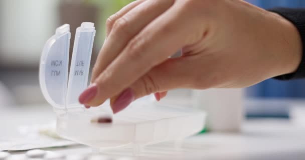 Kobieca Ręka Wkładająca Tabletki Organizera Tabletek Lub Plastikowego Pudełka Pigułki — Wideo stockowe