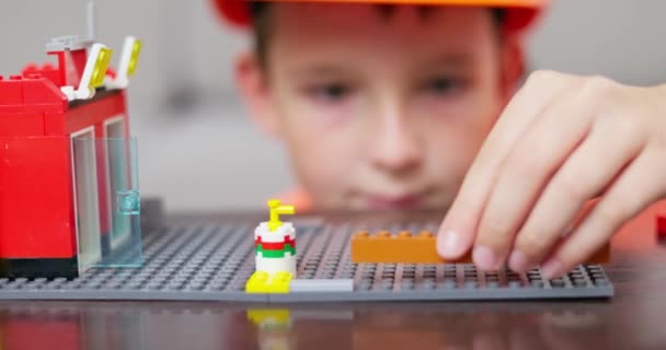 Les Mains Enfant Jouent Avec Des Briques Jouets Plastique Coloré — Video