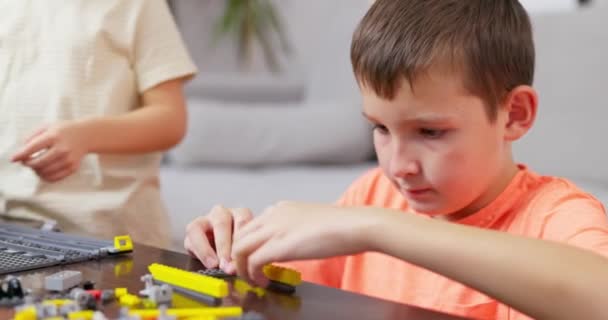 Dos Niños Jugando Construyendo Con Coloridos Ladrillos Plástico Mesa Aprendizaje — Vídeos de Stock