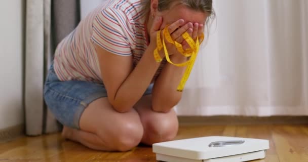 Libra Mulher Deprimida Frustrada Triste Chorando Sentada Chão Segurando Cabeça — Vídeo de Stock