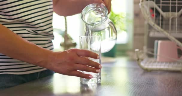 Evdeki Sürahide Temiz Suyu Bardağa Dolduran Kadına Yaklaş Yüksek Kalite — Stok video