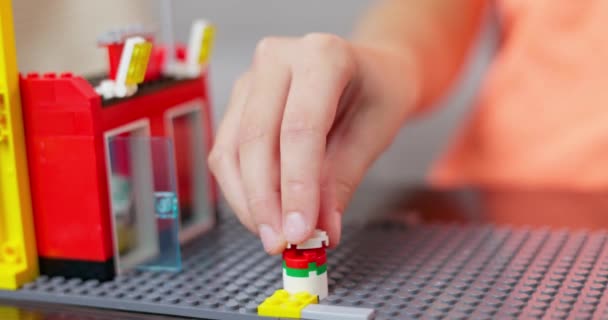Dětské Ruce Hrát Barevnými Plastové Hračky Cihly Konstruktor Herní Bloky — Stock video