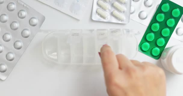 Γυναίκα Χέρι Βάζοντας Χάπια Ανοιχτό Οργανωτή Χάπι Πλαστικό Πολυβολείο Ταξινόμηση — Αρχείο Βίντεο