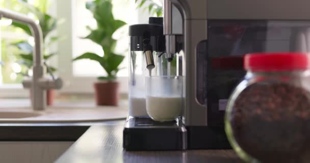 Καφετιέρα Προετοιμασία Και Διανομή Αφρού Γάλα Γυάλινο Κύπελλο Για Κάνει — Αρχείο Βίντεο