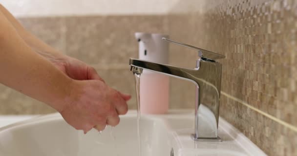 Hombre Lava Las Manos Con Jabón Espumoso Baño Rutina Higiene — Vídeos de Stock
