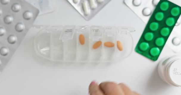 Mulher Mão Colocando Pílulas Organizador Pílula Aberta Pillbox Plástico Classificação — Vídeo de Stock