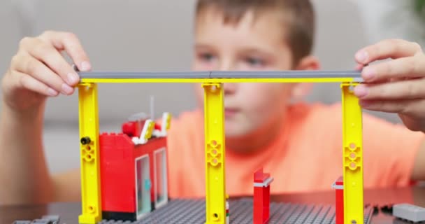 Enfant Garçon Jouant Construisant Avec Des Briques Plastique Colorées Table — Video