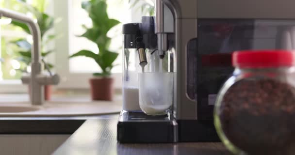 Καφετιέρα Προετοιμασία Και Διανομή Αφρού Γάλα Γυάλινο Κύπελλο Για Κάνει — Αρχείο Βίντεο