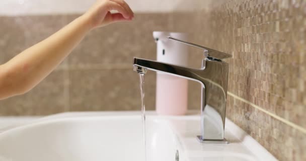 Çocuk Ellerini Banyoda Köpüklü Sabunla Yıkıyor Günlük Hijyen Rutini Sağlıklı — Stok video
