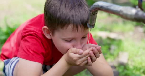 Junge Trinkt Wasser Aus Dem Wasserhahn Freien Hochwertiges Filmmaterial — Stockvideo