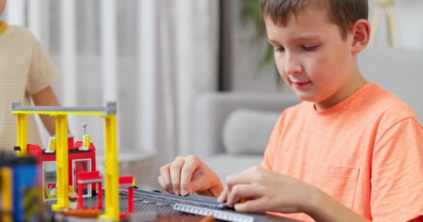 Junge Spielen Und Bauen Mit Bunten Plastiksteinen Tisch Frühe Bildung — Stockvideo