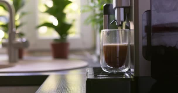 Kahve Makinesiyle Bir Fincan Kahve Yapıyorum Kahvaltıda Içecek Yüksek Kalite — Stok video