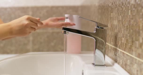 Menino Lava Mãos Com Sabão Espumoso Casa Banho Rotina Higiene — Vídeo de Stock
