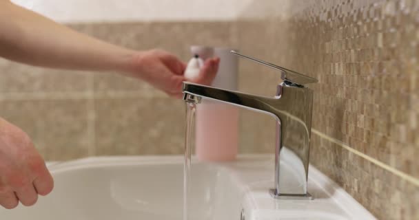 Muž Myje Ruce Pěnovým Mýdlem Koupelně Denní Hygienická Rutina Zdravé — Stock video