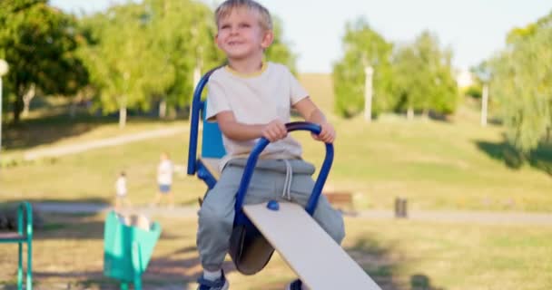 Crianças Montam Balanço Equilíbrio Menino Rindo Divertindo Balançando Tabuleiro Balancé — Vídeo de Stock