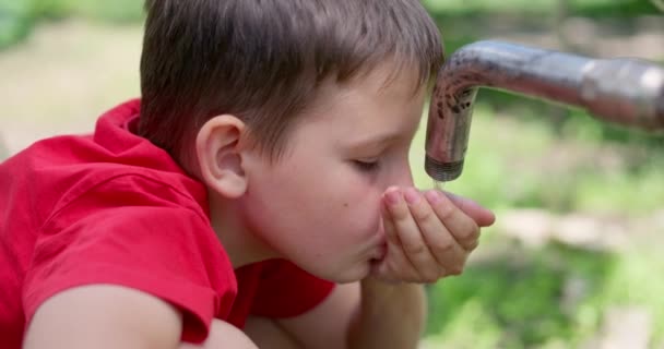 Niño Bebiendo Agua Del Agua Del Grifo Aire Libre Imágenes — Vídeo de stock