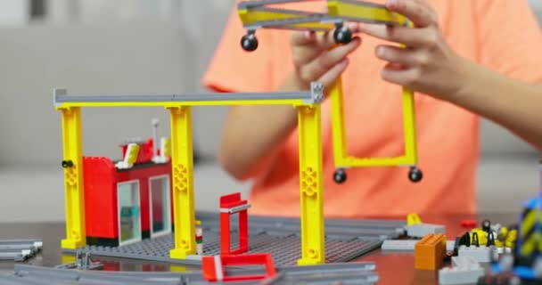 Chlapec Hraje Staví Barevnými Plastovými Cihlami Stolu Předčasné Učení Rozvoj — Stock video