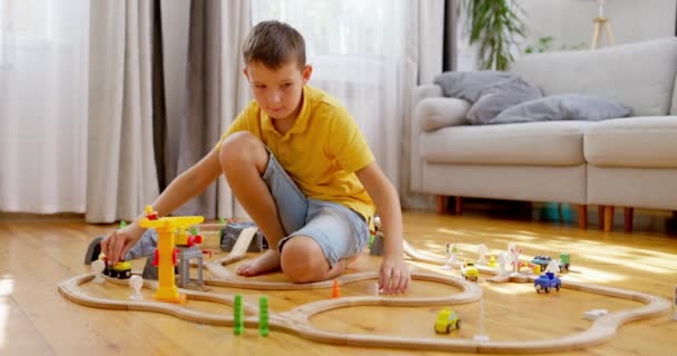 Rapaz Está Brincar Com Comboio Infantil Criança Brinca Com Brinquedos — Vídeo de Stock