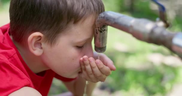 Chłopiec Pijący Wodę Kranu Zewnątrz Wysokiej Jakości Materiał — Wideo stockowe