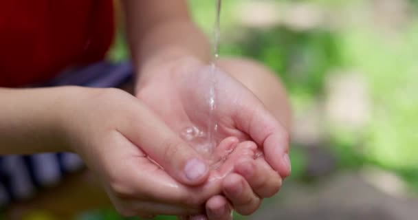 Voda Proudí Dětských Rukou Kohoutku Pojem Nedostatku Vody Vysoce Kvalitní — Stock video