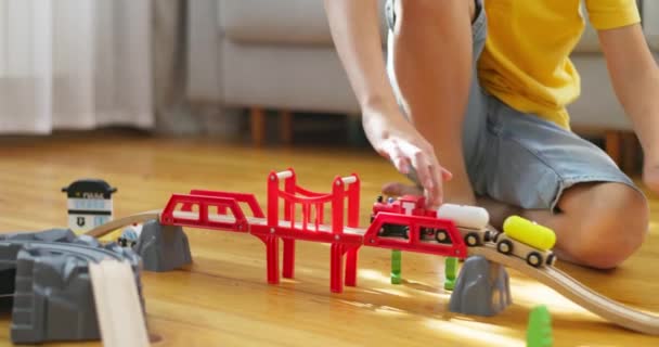 Хлопчик Грає Дитячою Залізницею Дитина Грає Дерев Яними Іграшками Підлозі — стокове відео