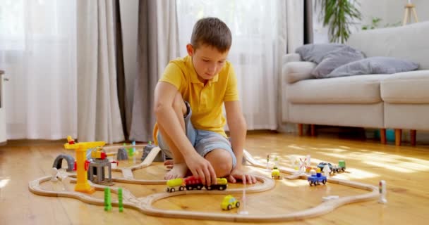 Egy Fiú Játszik Gyerekvasúttal Gyerek Fából Készült Játékokkal Játszik Padlón — Stock videók