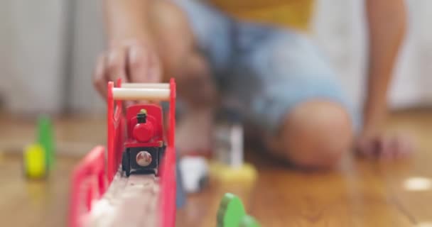 Chłopiec Bawi Się Kolejką Dla Dzieci Dziecko Bawi Się Drewnianymi — Wideo stockowe