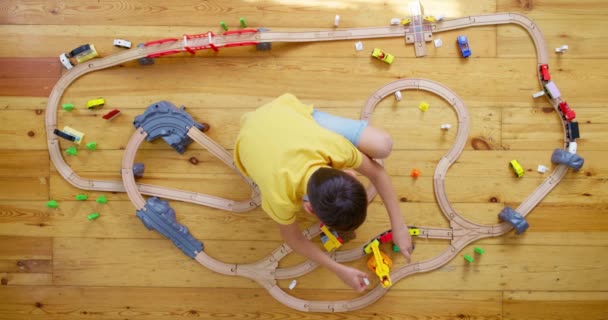Милый Ребенок Играет Игрушечной Деревянной Железной Дорогой Полу Дома Высококачественные — стоковое видео