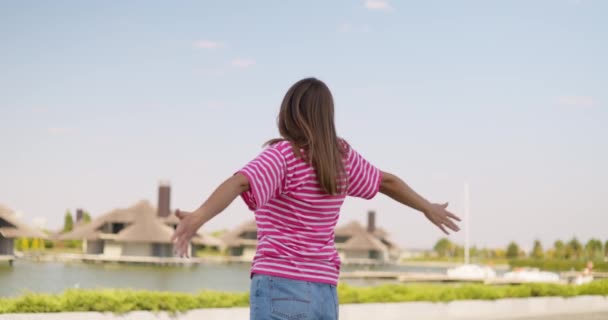 Вид Сзади Молодая Брюнетка Разворачивается Наслаждаясь Хорошей Погодой Выходные Парке — стоковое видео