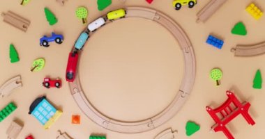 Arabalı oyuncak ahşap tren bej arka planda çocuk oyuncaklarıyla demiryolunda gidiyor. Uzayı kopyala Oyuncakçı ya da oyun merkezi reklamı. Üst Manzara. Yüksek kalite 4k görüntü