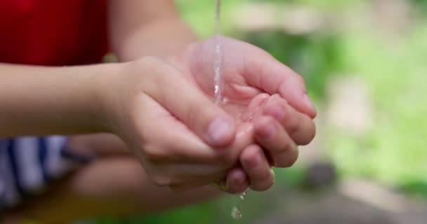 Agua Vierte Las Manos Los Niños Del Grifo Concepto Escasez — Vídeo de stock
