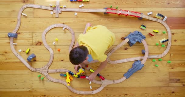 Cute Dziecko Bawiące Się Zabawką Drewnianej Kolei Podłodze Domu Wysokiej — Wideo stockowe