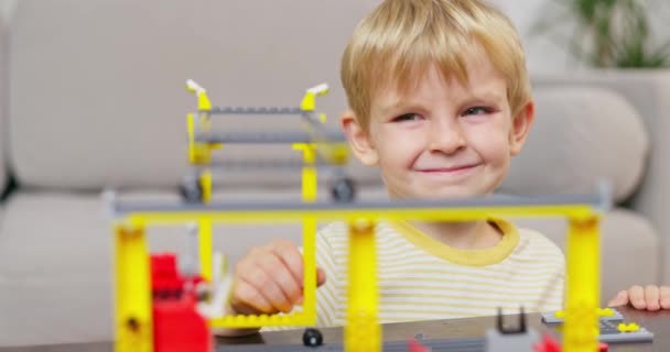 Enfant Garçon Jouant Construisant Avec Des Briques Plastique Colorées Table — Video