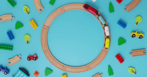 Toy Fából Készült Vonat Autók Lovagol Kerek Vasút Kék Háttér — Stock videók