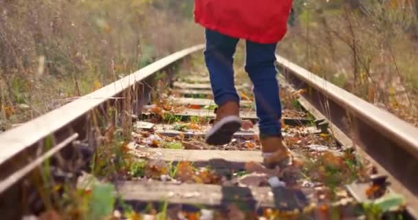 Ragazzo Che Cammina Sulla Vecchia Ferrovia Nella Foresta Autunno Filmati — Video Stock
