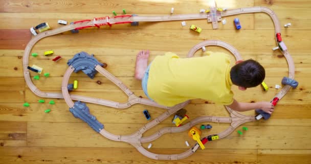 Cute Dziecko Bawiące Się Zabawką Drewnianej Kolei Podłodze Domu Wysokiej — Wideo stockowe