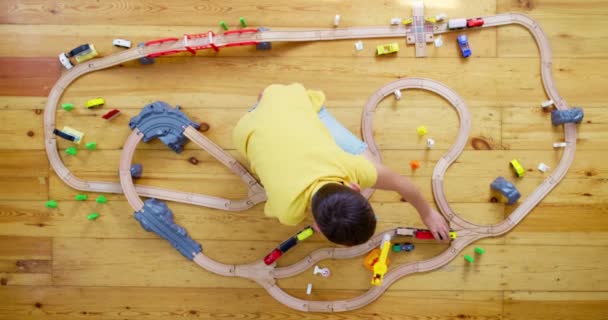 집에서 바닥에 장난감 철도와 귀여운 고품질 — 비디오