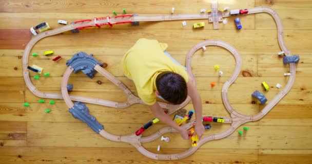 Schattig Kind Spelen Met Speelgoed Houten Spoorweg Vloer Thuis Hoge — Stockvideo