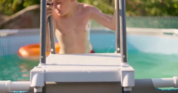 Menino Feliz Pulando Piscina Criança Divertindo Salpicando Água Férias Verão — Vídeo de Stock