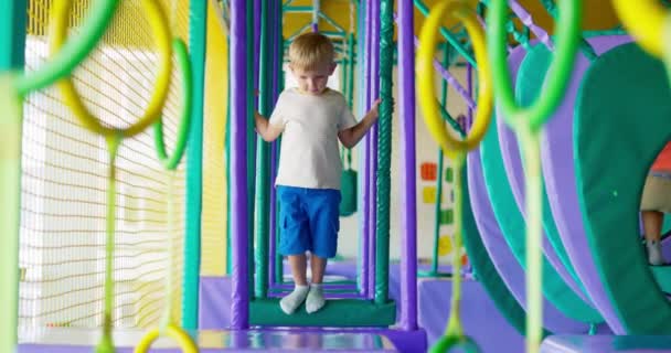 Şirin Küçük Çocuk Kapalı Eğlence Parkındaki Renkli Oyun Parkında Sürünüyor — Stok video