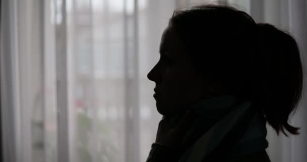 Женщина Больным Горлом Брызгает Лекарственным Аэрозольным Баллончиком Горло Перед Окном — стоковое видео